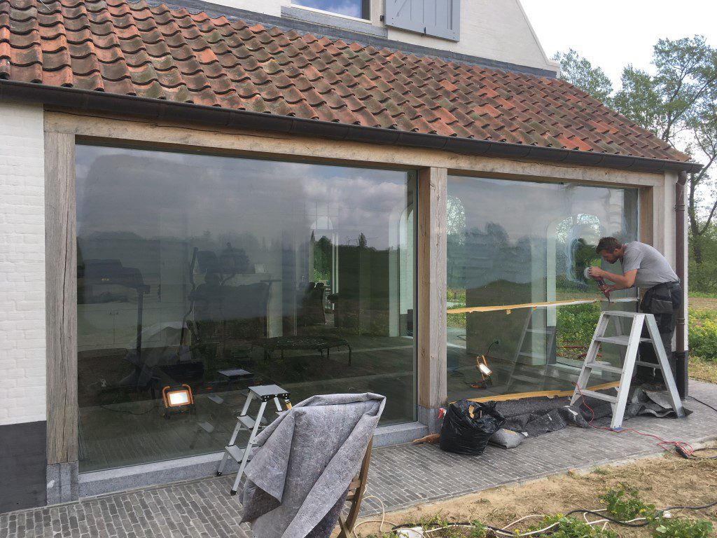 Woning met een grote raampartij en een terras ervoor